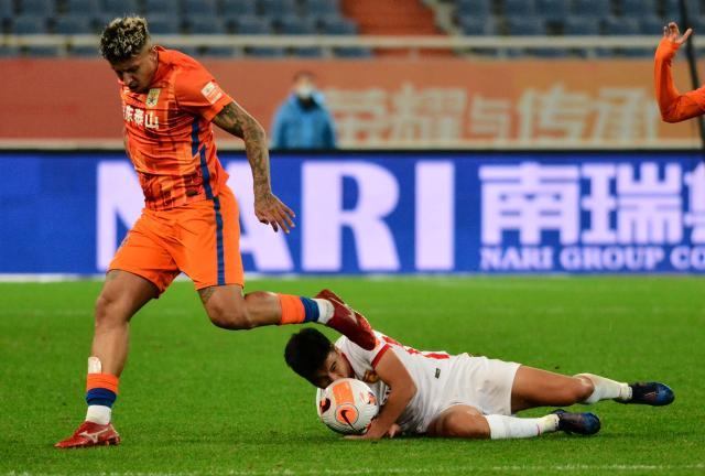 竞技宝-3外援泰山战副班长遭半场零封 连换3人5分钟轰3球