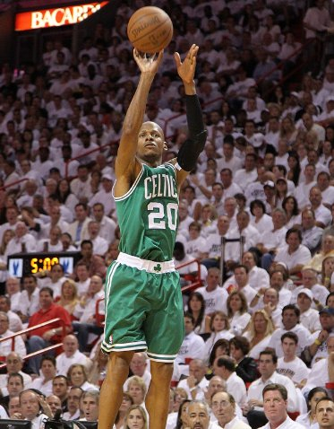 竞技宝官网-虽然说凯尔特人队三巨头都老了，他们确实是抱团夺冠|凯文·加内特|总决赛|保罗·皮尔斯|雷·阿伦|波士顿凯尔特人队_新浪体育_新浪新闻