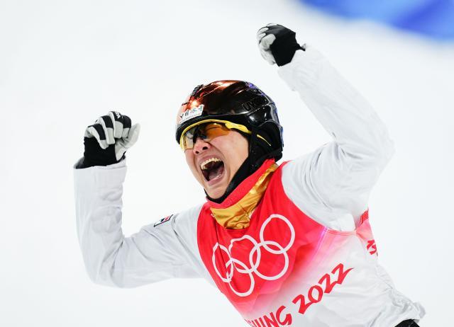 竞技宝-12年等待四朝元老终圆梦！徐梦桃夺得空中技巧金牌