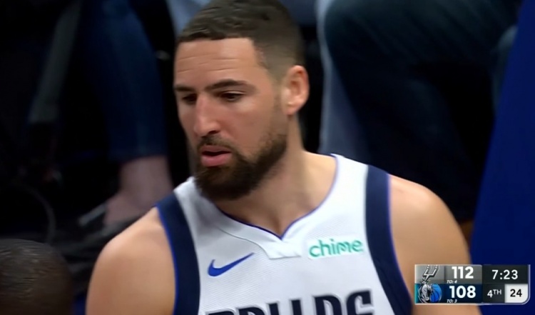 竞技宝官网-下去冷静下吧！克莱连续空位打铁&amp;三分5中0  还送尚帕尼三分犯规